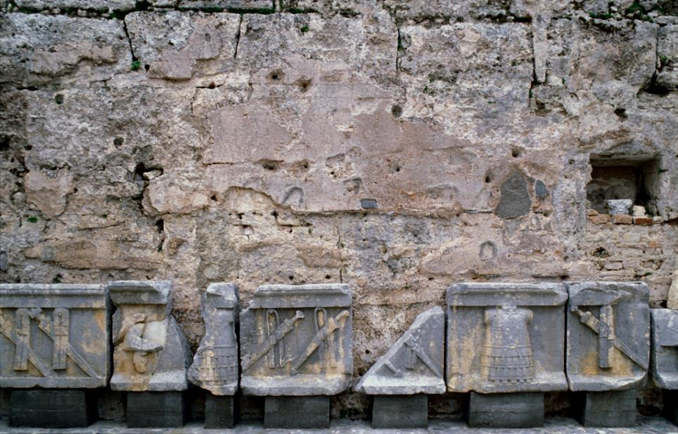 Rohe Wand mit Mörtelpackungen