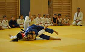 30 > Gerasdorf in Kürze > Gerasdorf in Kürze > J U D O Kinder ab dem 6. Lebensjahr erlernen durch Spiel und Spass, sich flink und geschickt zu bewegen www.judo-gerasdorf.
