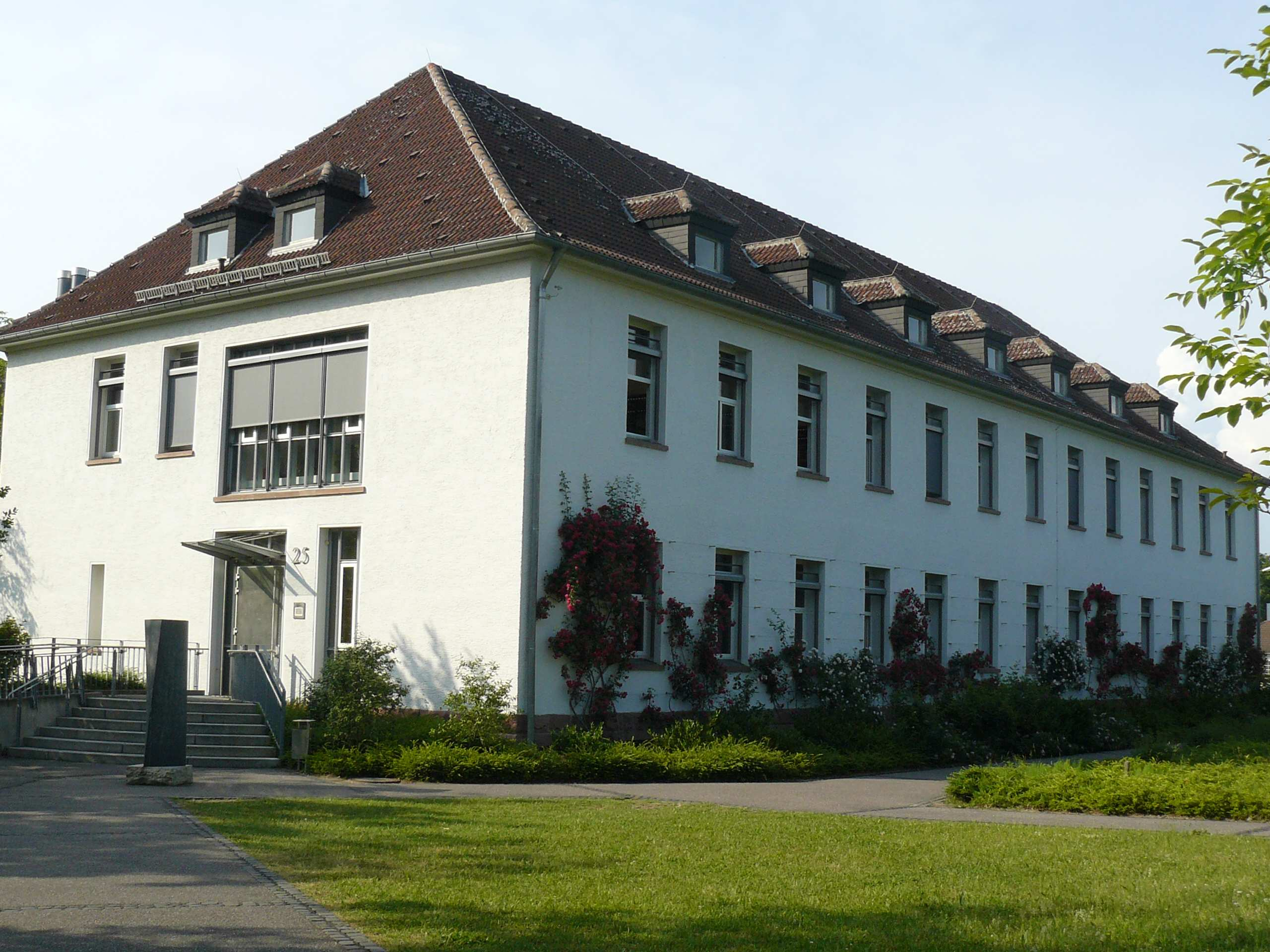 1. Aschaffenburg: Stadt und Bibliothekslandschaft Die Hochschulbibliothek (HSB) ist seit 1995 eine zentrale Serviceeinrichtung der Hochschule Aschaffenburg mit den Schwerpunkten Wirtschaft, Recht und