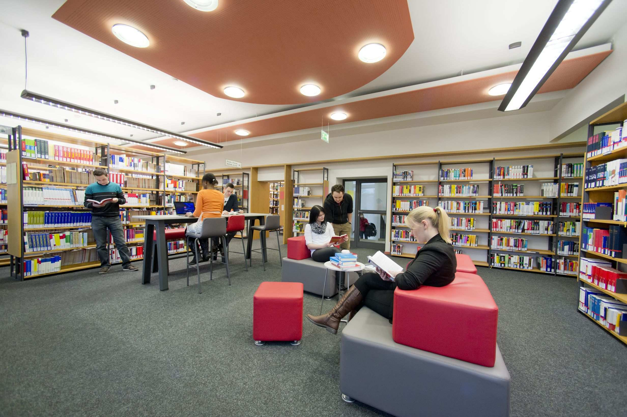 1. Aschaffenburg: Stadt und Bibliothekslandschaft Die Bibliothek ist zentraler Lernort der Hochschule mit diversen Möglichkeiten zur Gruppen- und Einzelarbeit.