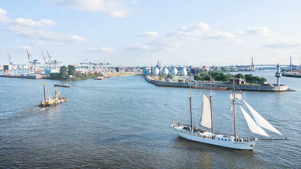 Hamburg, Deutschland, Hafen mit Wasseraufbereitungsanlage shutterstock.