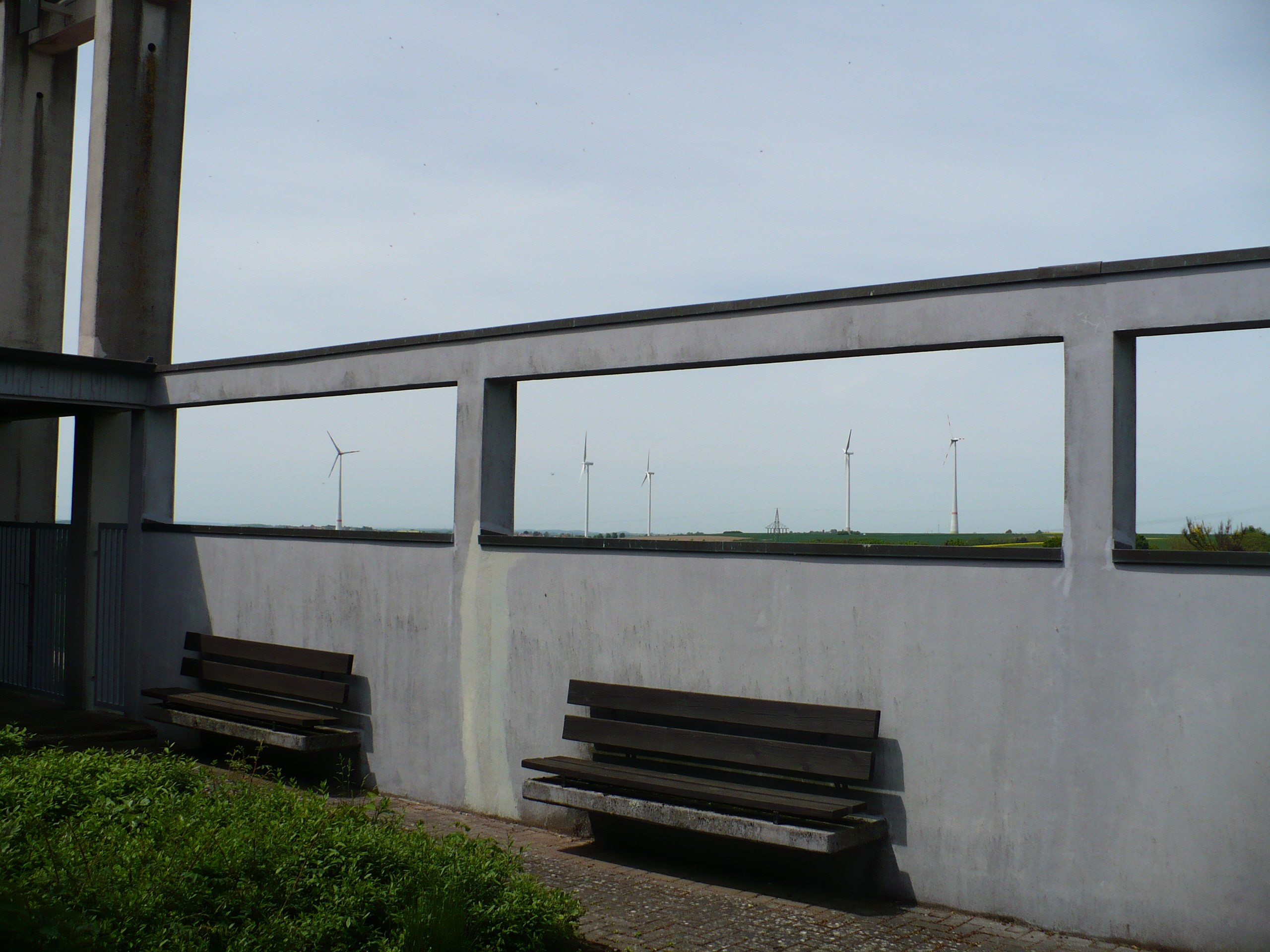 Abb.: Am Friedhof der Gemeinde Hermersberg, Blick auf 6 Windkraftanlagen Abb.