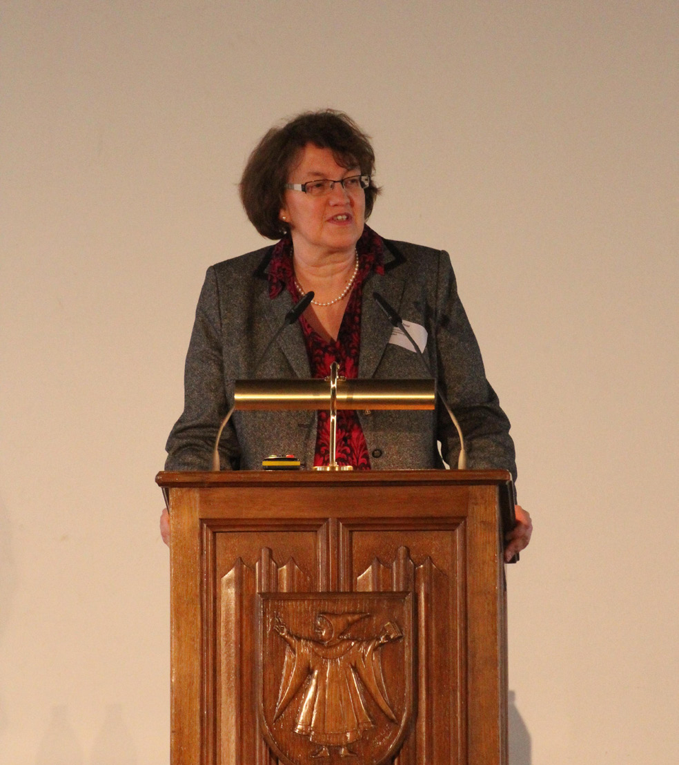 Christine Strobl auf der Regionalen Wohnungsbaukonferenz im März 2015 stadt München und die umliegenden Gemeinden den Austausch zum Schulbedarf ausbauen, ihre Maßnahmen abstimmen und fallweise auch