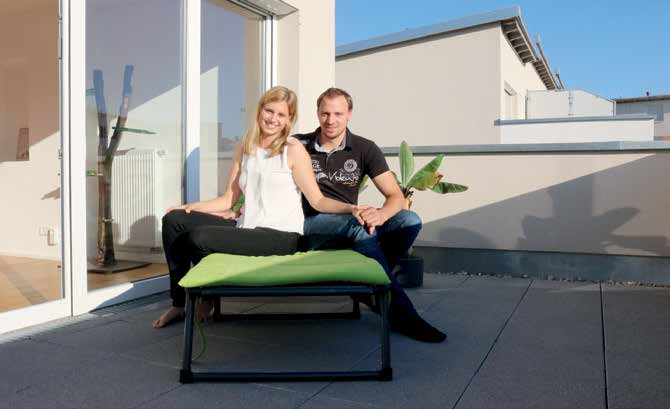 Neues von unseren Kunden Linda und Jens Wägerle auf der Dachterrasse, einem der Lieblingsplätze der jungen Hausbesitzerin, an dem sie den Tag gerne ausklingen lässt.