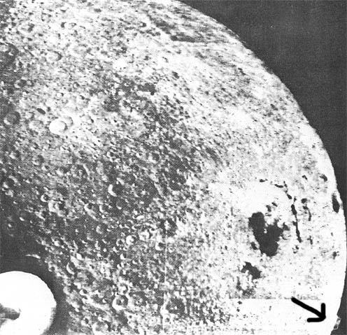 Dieses Bild ist eine Rarität, zeigt es doch eine Aufnahme, der sowjetischen Sonde Zond 3 von 1965. Die Aufnahmen des sowjetrussischen Raumfahrtprogramms sind bis heute weitgehend unter Verschluss.