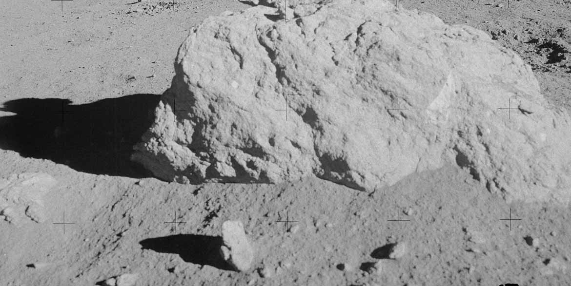 Auf der Oberfläche des Mondes: Nun wollen wir uns dem Ganzen etwas mehr annähern und die Bilder betrachten, welche die Astronauten auf der Mondoberfläche geschossen haben.