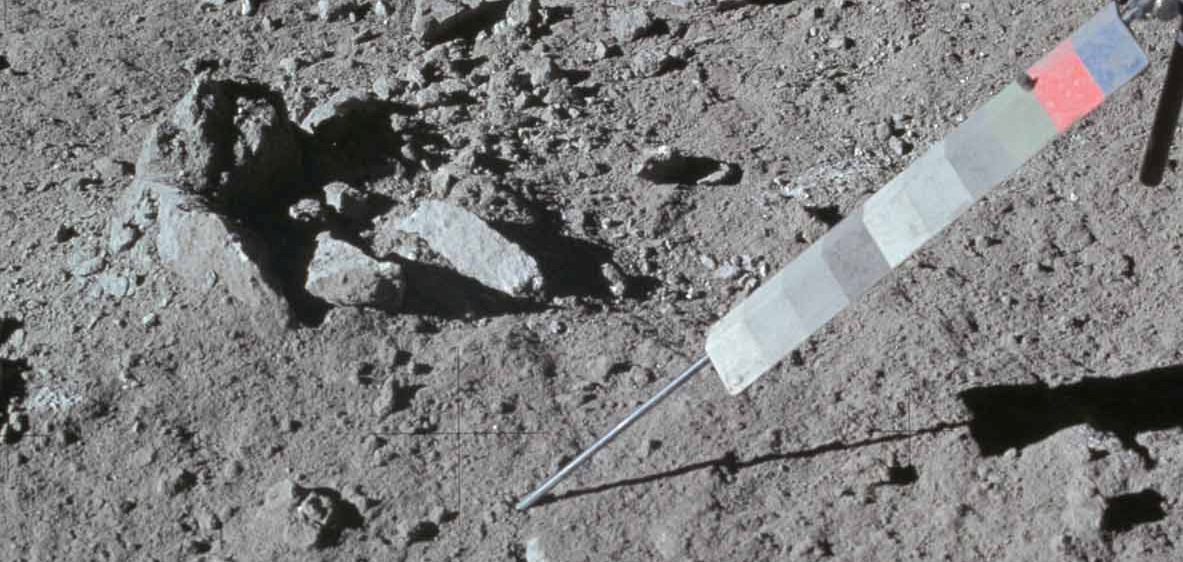 Ein weiterer sonderbarer Stein wird von den Astronauten