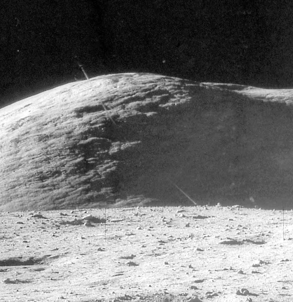 Bild AS17-136-20767 (Ausschnitt) Hier sehen wir den Mons Vitruvius, einen Berg in unmittelbarer Nähe der Landestelle von Apollo 17.