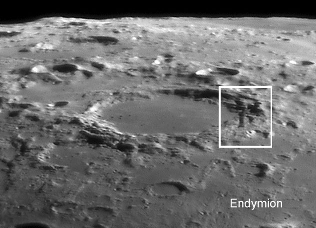 Achten Sie auf die sonderbaren Strukturen im Vordergrund sowie auf die Kraterränder: Die deutliche