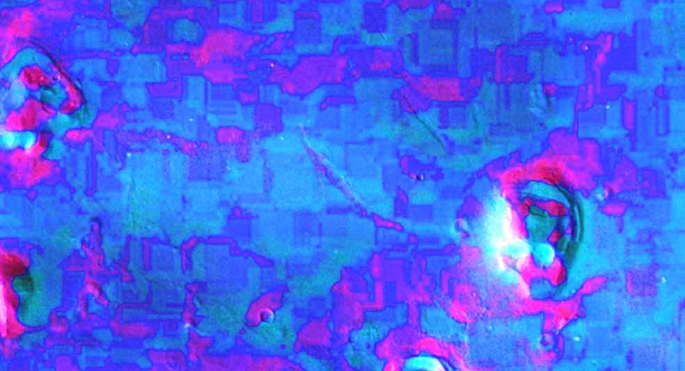 Und das ist, was THEMIS unter Cydonia fand: Sieht aus wie die Luftaufnahme einer Stadt. Das Bild wurde vom Bildexperten Keith Laney (der auch für die NASA tätig ist) aus den Originaldaten erstellt.
