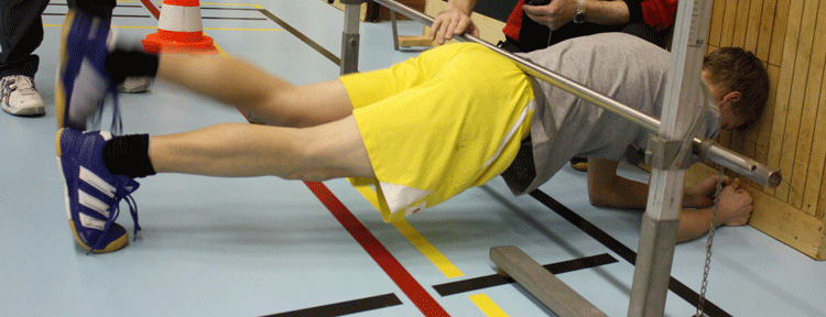 Rumpfkraftausdauer Ventral (Rumpfkraft) Der Spieler geht in die im Bild gezeigte Position. Die Höhe der Stange ist so anzubringen, dass der Spieler einen geraden Rücken hat.