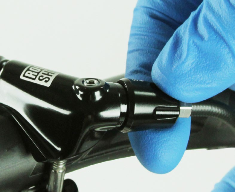 Wartung der Sattelstütze 50/200/400-Stunden-Wartung Ausbau der Sattelstütze 1 Fixieren Sie das Fahrrad in aufrechter Position. Die Reverb -Sattelstütze wird vom Fahrrad entfernt.
