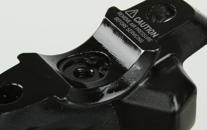 4 Schrauben Sie den RockShox -Entlüftungsspritzenadapter lose in die Tellerventil-Abdeckung.