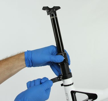 Einbau der Sattelstütze 50/200/400-Stunden-Wartung Einbau in das Fahrrad 1 Fixieren Sie das Fahrrad in aufrechter Position.