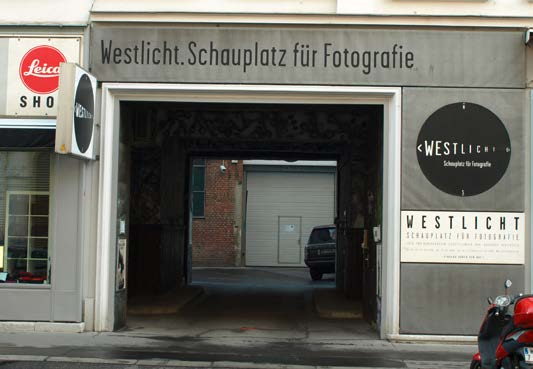 Weg-Beschreibung Westlicht Schauplatz für Fotografie Das Westlicht ist im 7. Bezirk. Westlicht Schauplatz für Fotografie Westbahnstraße 40 1070 Wien www.westlicht.