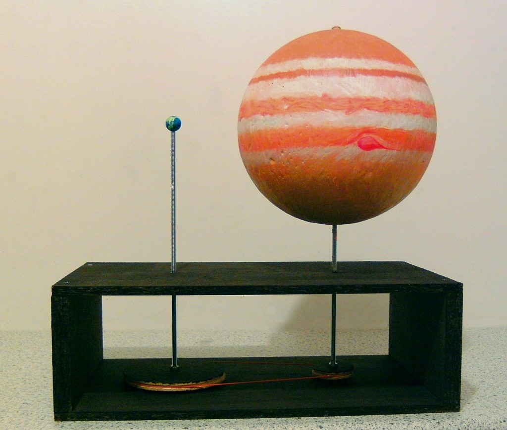 JUPITER UND ERDE IM VERGLEICH von Angelique Schuchardt Jupiter ist der größte Planet in unserem Sonnensystem.
