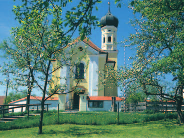 Gemeinde Bichl Kunst und Kultur St. Georgskirche Bichl besitzt wohl eine der eindruckvollsten Dorfkirchen Oberbayerns. Auf dem Bühel entstand erstmals Mitte des 12.