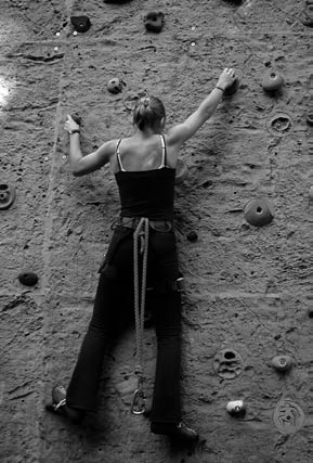 Die Klettertechnik oder Wie löse ich ein Bewegungsproblem? 31 Phase IV: Kontrollierte KSP-Lage herstellen End- bzw. Übergangsphase Das Körpergewicht wird wieder gleichmäßig auf beide Beine verteilt.