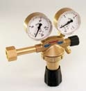 Handhabung der Ausrüstung Sauerstoffdruck: 5,0-10,0 bar Acetylendruck: 0,8 1,2 bar Einstellen der Arbeitsdrücke am Druckminderer: Arbeitsdrücke variieren abhängig von der Schlauchlänge Einstellen der