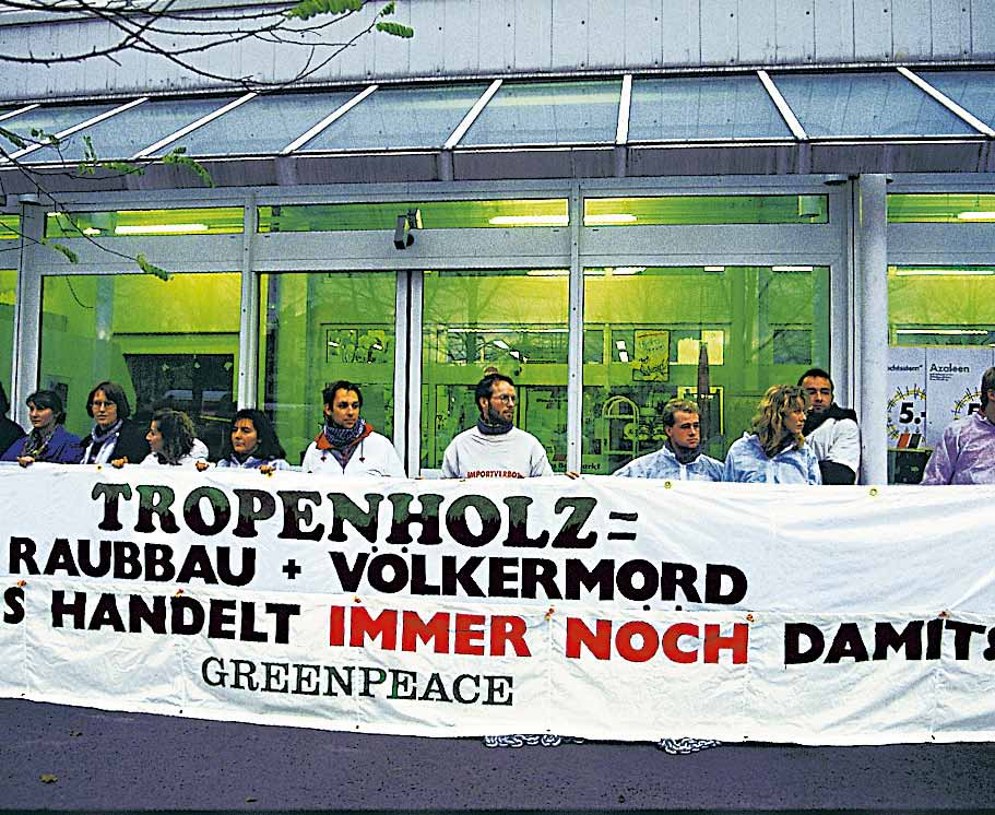 12 Gemeinsame Erfolge: Eine Chronik 1983 1990 1985 1989 2000 1992 1980 Erste Gruppen für Greenpeace aktiv Erste Umwelt-Gruppen in Bielefeld, Bremen, Münster und Kiel unterstützen die Arbeit von