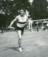Harald Feuerherm (SSV 05 Troisdorf) gewinnt 1960 auf dem Platz des Siegburger TV einen 400 Meter-Lauf. seine Vorkriegstradition wieder aufleben.