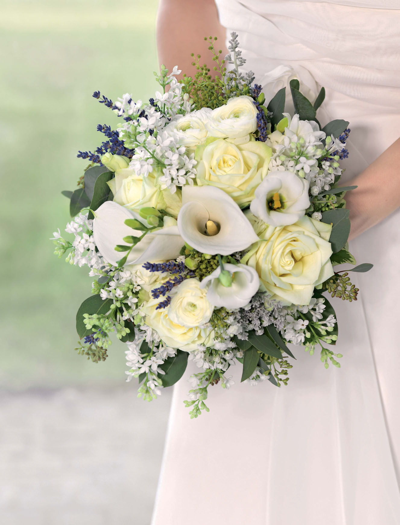 Sandra kann sich für ihren Strauß Blüten, wie zum Beispiel weiße Rosen, Hortensien und Calla, vorstellen.