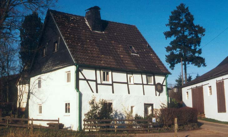 Besuchen Sie das Landheim Oberheukelbach DAV - SEKTIONEN BARMEN & WUPPERTAL In Oberheukelbach, einem kleinen Ort in der Nähe von Kierspe, gehört der Sektion Barmen ein Landheim, das DAV-Mitglieder,