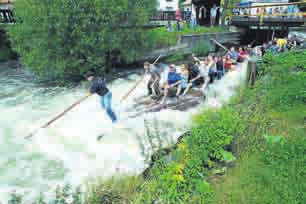 Floßfahrtsaison auf der Wilden Rodach ist eröffnet Heißer Sommer, kühle Frische Frankenwald -Einen Sprung ins kalte Wasser wagen Besucher sprichwörtlich bei den sommerlichen Floßfahrten auf der