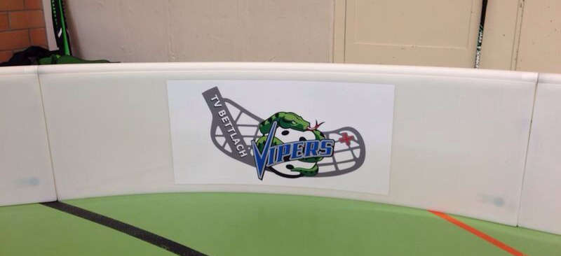 Bandenwerbung Unihockey Logo auf Bande, aufgestellt während allen Unihockey-Heimspielen Auflistung als Gönner auf Vereinshomepage Preise und Bedingungen kleiner Kleber CHF 150.