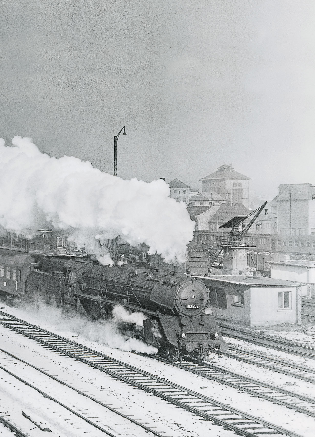 Winter-Dampf 1 Alltag im Februar 1957 in Wiesbaden: Mit mächtigem Volldampf passiert 03 263 vor D 504 das Gelände des dortigen Bahnbetriebswerks