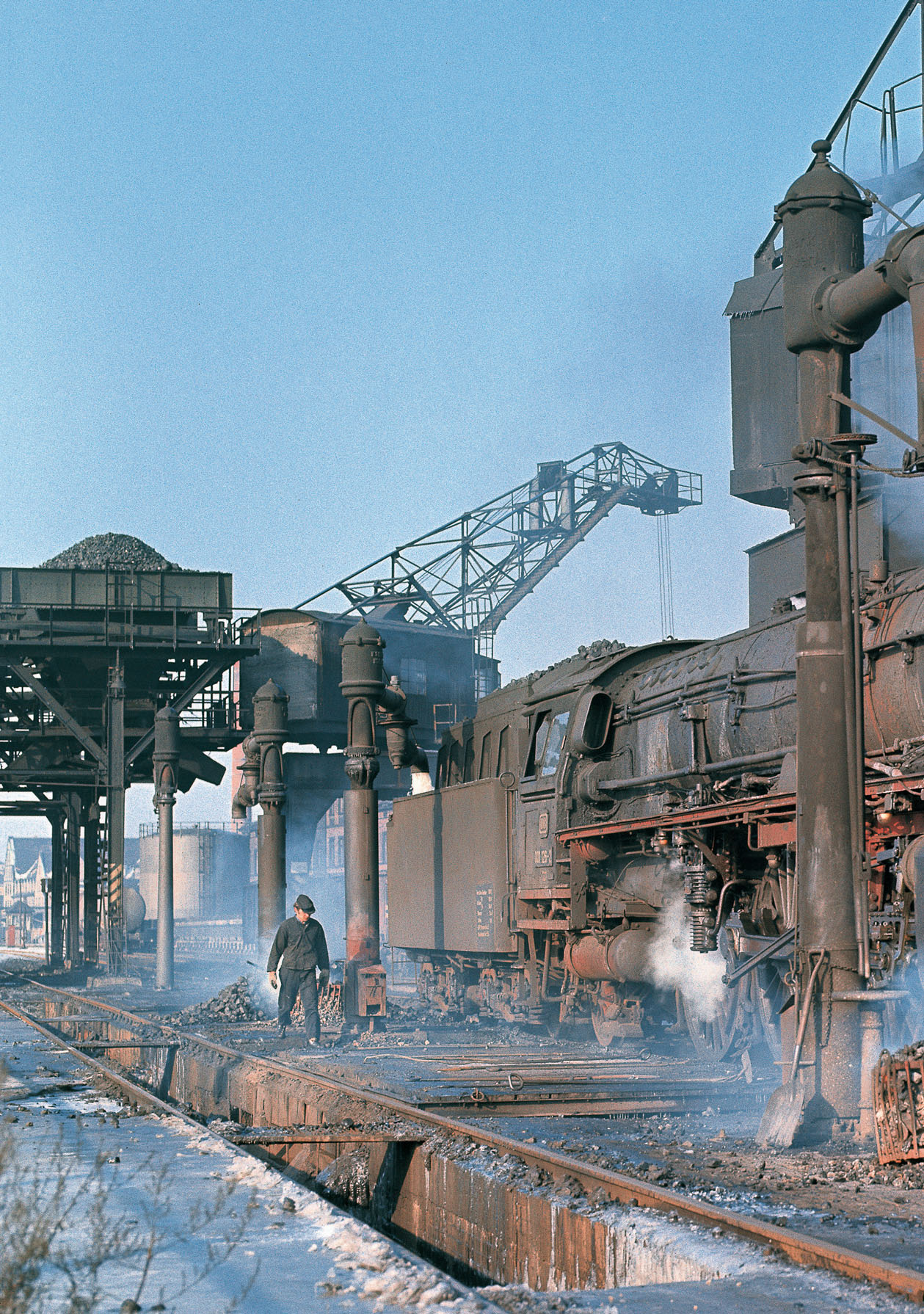 Winter-Dampf 2 Alltag im Februar 1971 in Hof: 001 126, eine der fünfzig DB-Maschinen der Baureihe 01, die ab 1958 neue Hochleistungskessel erhalten hatten, steht zur