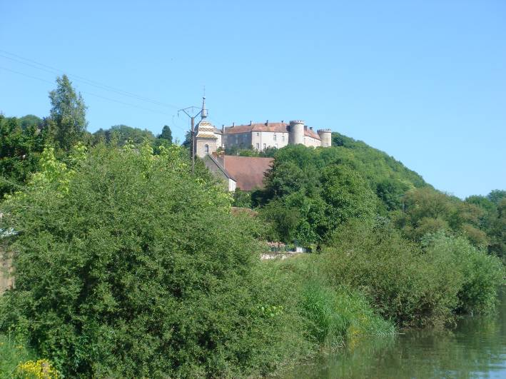 Ray-sur-Saône (214 Einwohner) Hoch auf einem Felsvorsprung überwacht die hervorragend erhaltene Burg das Tal der Saône.
