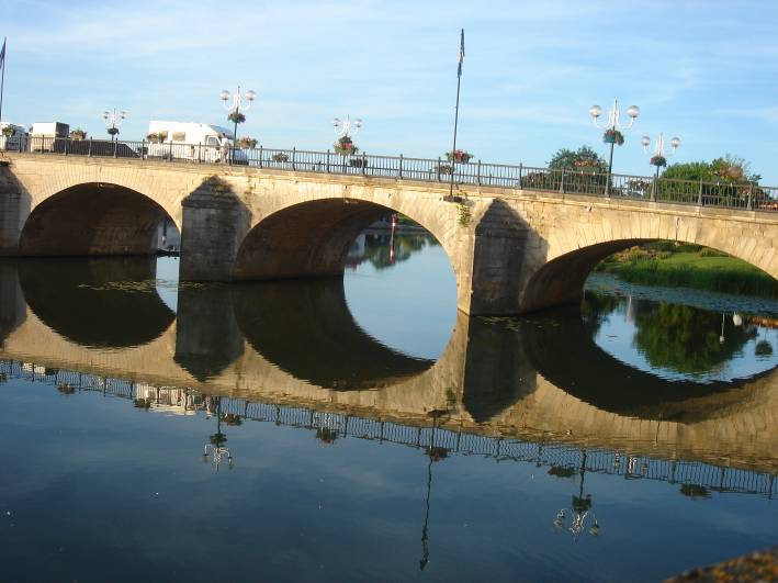 Gray (6 175 Einwohner) Gray ist die letzte größere, an der Saône gelegene Stadt der Franche-Comté, bevor der Fluss seinen Weg in die Bourgogne fortsetzt.