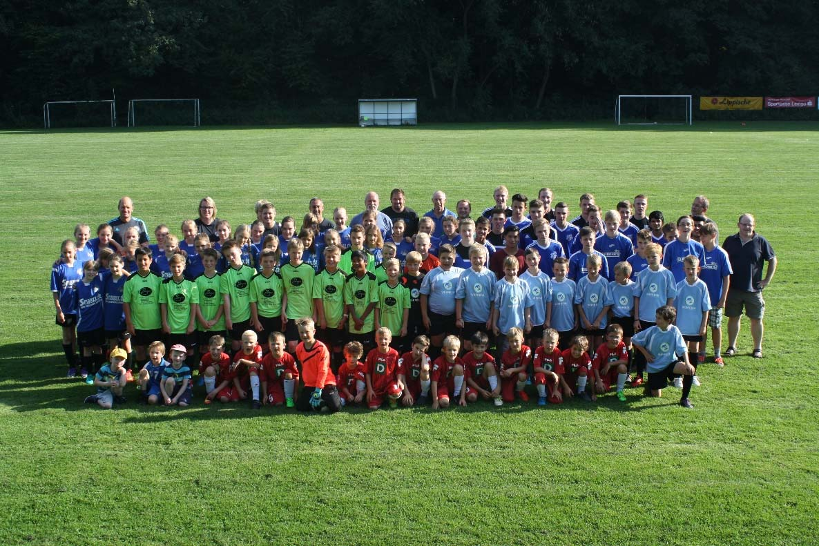Der FC Donop Voßheide stellt sich vor Unser FC ist ein reiner Fußballverein, der 2003 gegründet wurde aus dem Zusammenschluss der Fußballabteilungen des SC Donop und des TuS Voßheide.