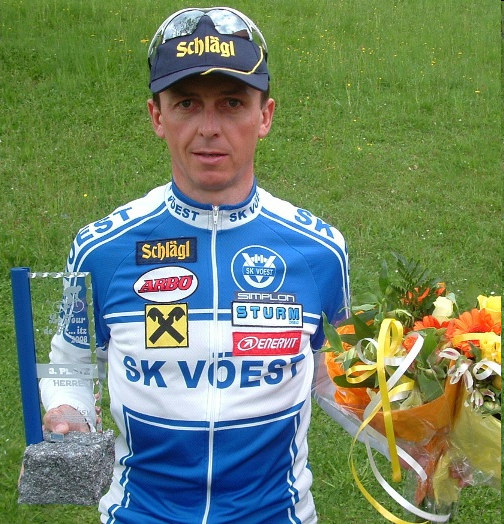 Josef Stadlbauer sagt ade Nach sehr langen Überlegungen hat sich Josef Stadlbauer entschlossen seine erfolgreiche Laufbahn als Lizenz-Radsportler zu beenden.