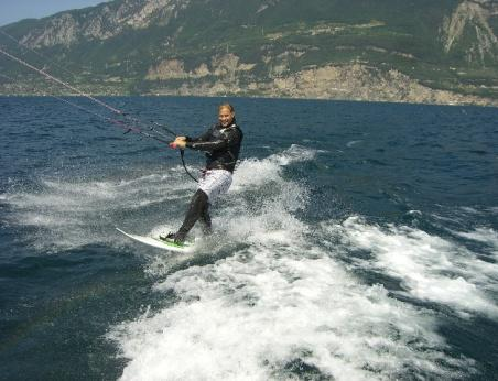 Windsurfen Willkommen, im High-Wind-Wassersportrevier am Gardasee, dem optimalen Spaß- und Trainingsstandort.