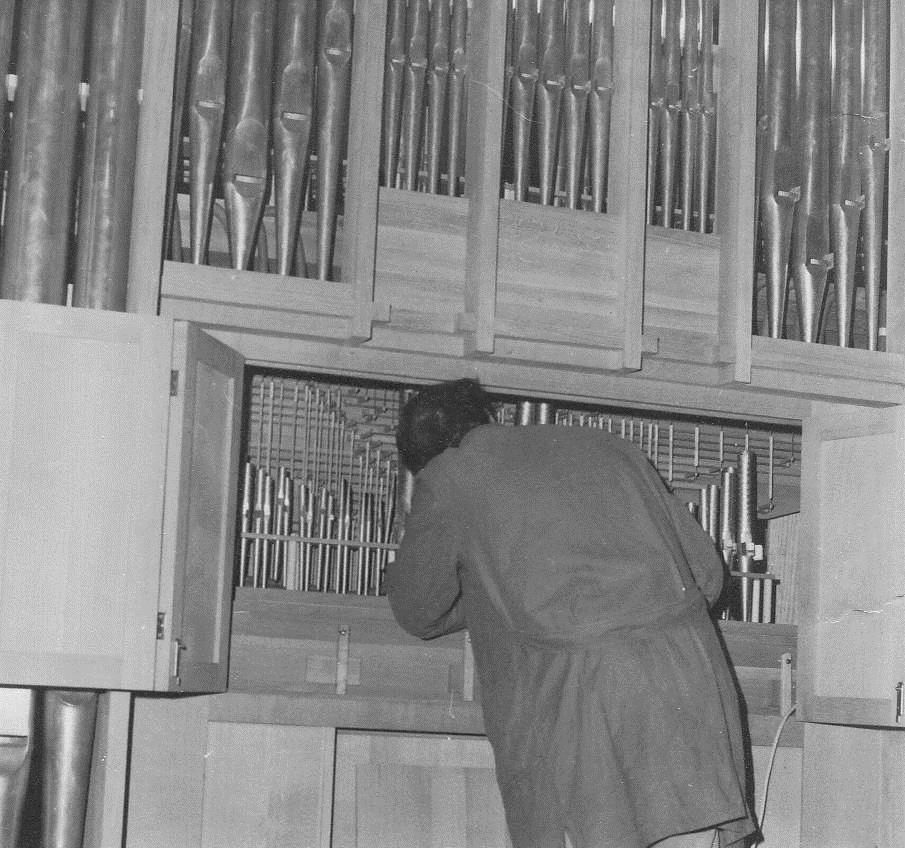 Unsere Orgel der Firma Hillebrand Die Firma Hillebrand Orgelbau ist beheimatet in Altwarmbüchen, einer Kleinstadt nordöstlich von Hannover.