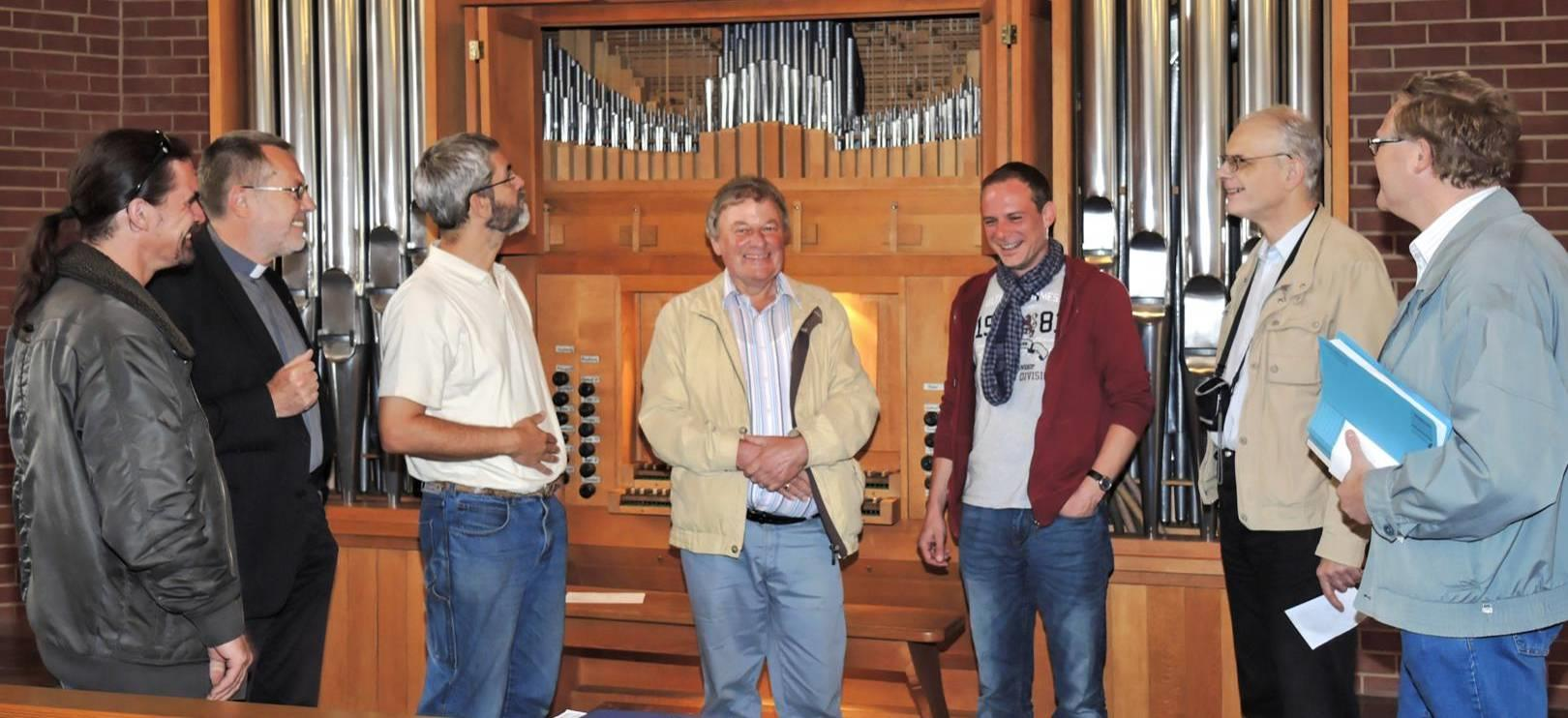 2.10.2014: Letzter Handgriff der emsigen Orgelbauer Manfred Richter (links) und Mathias Beckers (rechts)