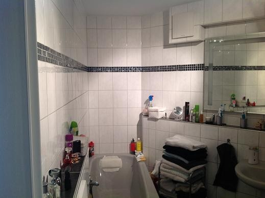 Stylische Dusche mit Shower-Brause und ebener Standfläche.