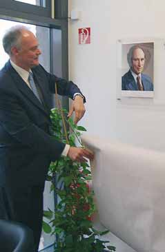 Im Blickpunkt 3 Kanadas Botschafter in Barleben Kanadas Botschafter Peter M. Boehm mit Barlebens Bürgermeister Franz-Ulrich Keindroff bei der Eintragung ins Ehrenbuch der Gemeinde.