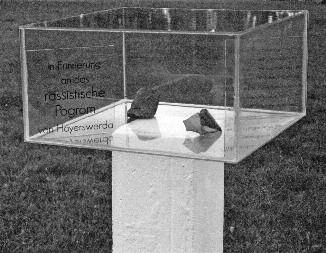Transparenz in Hoyerswerda? Fehlanzeige! Nun ist es beschlossen. In Hoyerswerda wird ein Denkmal, welches an das rassistische Pogrom von 1991 erinnern soll, errichtet.