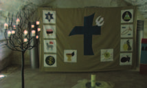 Frühjahrsputz für alte Mauern 111 raum dienen soll, haben wir, um die Bedeutung dieses Raumabschnittes zu unterstreichen, ein großes, frei hängendes Tuch mit christlichen Symbolen in