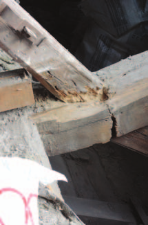 Der Sanierungsfall Aula 119 Gebrochene Balken me der Schäden stellte sich heraus, dass diese Balken größtenteils gebrochen und damit funktionslos sind.