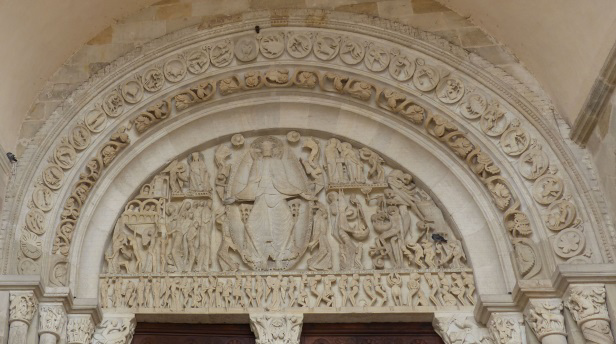 Typisch cluniazensisch ist die Zweiturmfassade und die Betonung der Vertikalen, Übergang zur Epoche der Gotik. In Autun begegnen wir in der Kathedrale St.