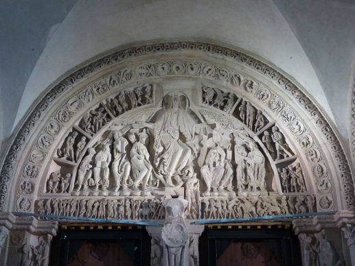 Im Palast befindet sich das Musée des Beaux Arts", in dem die Herzogsgräber Philipp des Kühnen, Johann Ohnefurcht und Margarete als Liegefiguren auf dem Katafalk dargestellt
