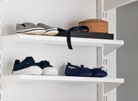 Ob flach, hochhackig, sportlich oder elegant: Auf dem Regalboden findet jede Art von Schuh seinen Platz.