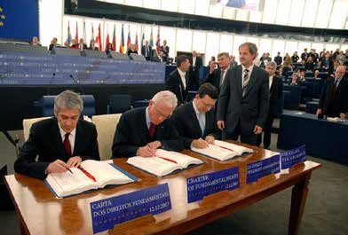 2001 wird das Mitentscheidungsverfahren durch den Vertrag von Amsterdam ausgeweitet. 2007 erhält das Parlament die volle Hoheit über die Ausgabenseite des Haushalts der Europäischen Union.