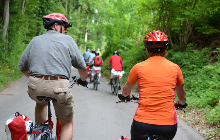 Events/Angebote. Am Sonntag, 14. Juni 2015 eröffneten 23 begeisterte Freizeitsportler mit einer kleinen Antriebshilfe, dem E-Bike Flyer, die zehnte Etappe der schweizweit verlaufenden.