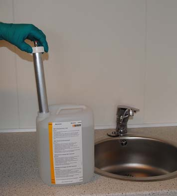 9 Reinigung und Wartung DAC UNIVERSAL STANDARD Sirona Dental A/S 9.1 Entleeren und Reinigen des Abwasserbehälters 2. Entnehmen Sie das Kondensationsrohr. 3.