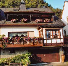 Comfortabe hoiday fat, non-smoking or accommodations/ breakfast, beautifu, quiet area with penty of green space, with breathtaking view of Rhinehöhe, Schönburg hoiday fat for - 5 pers.